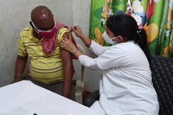 कोविड-19 टीकाकरण: बूस्टर डोज की जरूरत किसे है? कोविड-19 टीकाकरण: बूस्टर डोज की जरूरत किसे है?