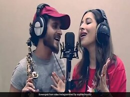 सोफी चौधरी और राघव सच्चर ने क्रिएट किया 'हम्मा-हम्मा' सॉन्ग का नया वर्जन, Video जमकर हो रहा वायरल सोफी चौधरी और राघव सच्चर ने क्रिएट किया 'हम्मा-हम्मा' सॉन्ग का नया वर्जन, Video जमकर हो रहा वायरल