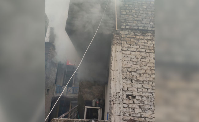 दिल्ली के पीरागढ़ी में गोदाम में लगी भीषण आग, दमकल की गाड़ियां पहुंचीं