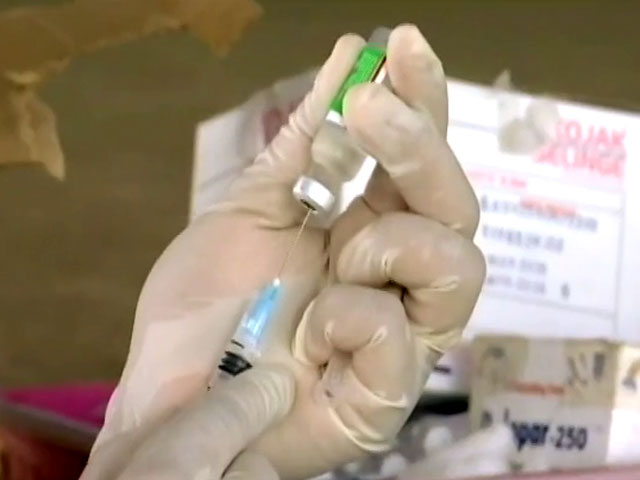 कोविड-19 टीका: हमें असल में कितनी सुरक्षा मिलती है?