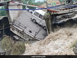 Uttarakhand: बारिश से आफत, देहरादून में देखते ही देखते नदी में समा गया पुल; देखें VIDEO Uttarakhand: बारिश से आफत, देहरादून में देखते ही देखते नदी में समा गया पुल; देखें VIDEO