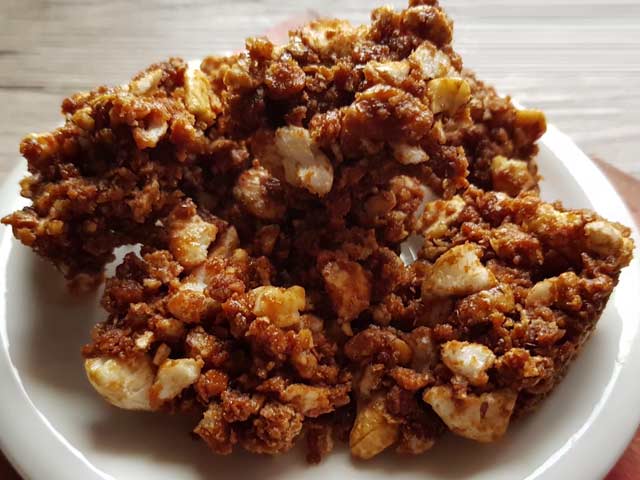 How To Make Makhana Chikki | Easy Makhana Chikki Recipe Video