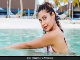 Surbhi Chandna ने स्विमसूट पहन समंदर मे यूं लगाई डुबकी, Video देख फैन्स रह गए दंग Surbhi Chandna ने स्विमसूट पहन समंदर मे यूं लगाई डुबकी, Video देख फैन्स रह गए दंग