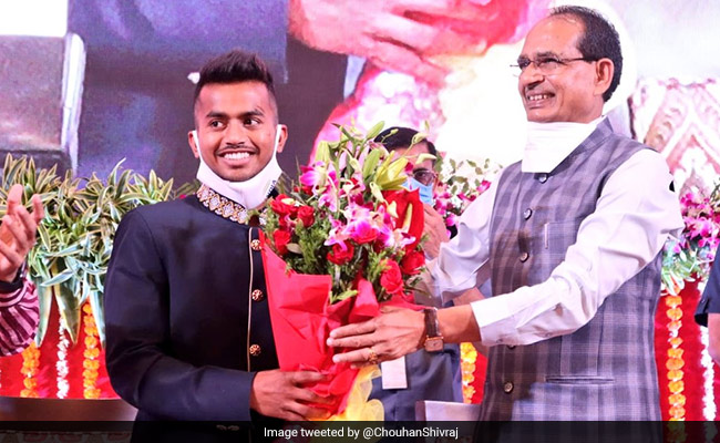 Madhya Pradesh Felicitates Olympics Hockey Player Vivek Sagar, Makes Him Police Officer