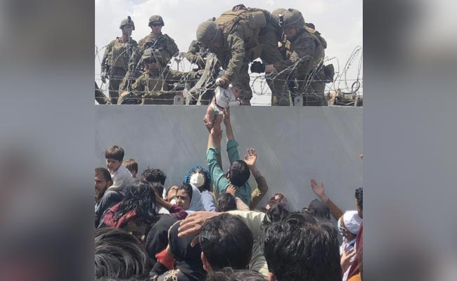 काबुल एयरपोर्ट पर कंटीले तारों पर बच्चे को अमेरिकी सैनिकों को सौंपा, Video वायरल