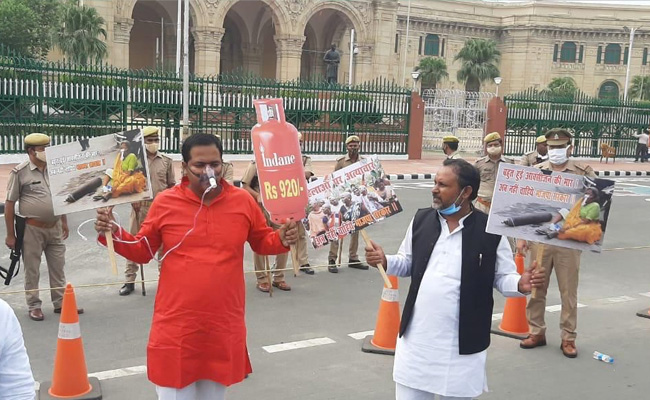 Samajwadi Party Protests Against UP Government Over Covid "Mismanagement"