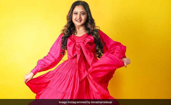 मॉडर्न अंदाज अपनाते ही Rashami Desai बन गईं 'सेनोरिटा', मोनालिसा बोलीं- पिंकी... मॉडर्न अंदाज अपनाते ही Rashami Desai बन गईं 'सेनोरिटा', मोनालिसा बोलीं- पिंकी...