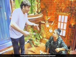 The Kapil Sharma Show पर अक्षय कुमार की वजह से भारती को लगाना पड़ा पोंछा तो कृष्णा को झाड़ू- देखें Video The Kapil Sharma Show पर अक्षय कुमार की वजह से भारती को लगाना पड़ा पोंछा तो कृष्णा को झाड़ू- देखें Video