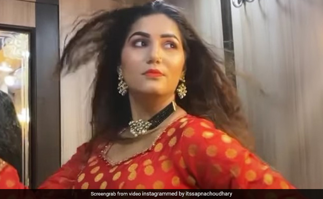 सपना चौधरी ने किया 'मस्त माहौल में जीने दे' गाने पर डांस, फैंस बोले- वाह...देखें Video