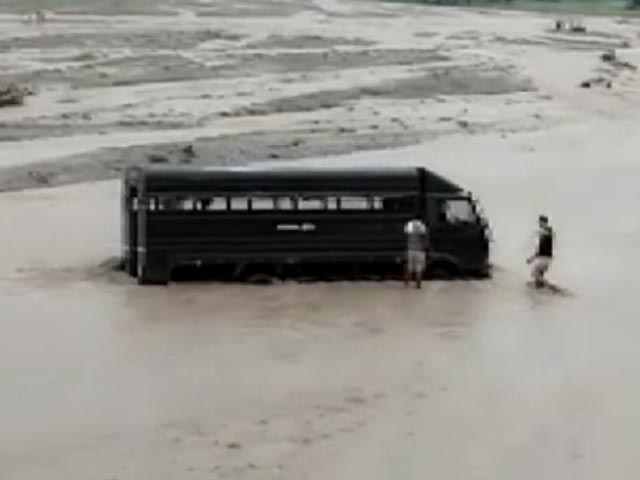Police Van With Prisoners Gets Stuck In Flash Floods In Uttarakhand