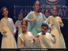 Anupamaa फेम रुपाली गांगुली का BTS वीडियो वायरल, अंग्रेजी गाने पर स्टेज पर झूमकर किया डांस Anupamaa फेम रुपाली गांगुली का BTS वीडियो वायरल, अंग्रेजी गाने पर स्टेज पर झूमकर किया डांस