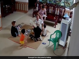 घर में बैठकर खाना खा रहा था परिवार, तभी बच्चे के ऊपर गिरा Ceiling Fan और फिर हुआ कुछ ऐसा - देखें Shocking Video घर में बैठकर खाना खा रहा था परिवार, तभी बच्चे के ऊपर गिरा Ceiling Fan और फिर हुआ कुछ ऐसा - देखें Shocking Video