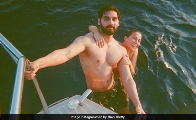 अहान शेट्टी ने गर्लफ्रेंड तानिया श्रॉफ के साथ शेयर की वेकेशन फोटो, अर्जुन कपूर का यूं आया रिएक्शन...देखें Photos