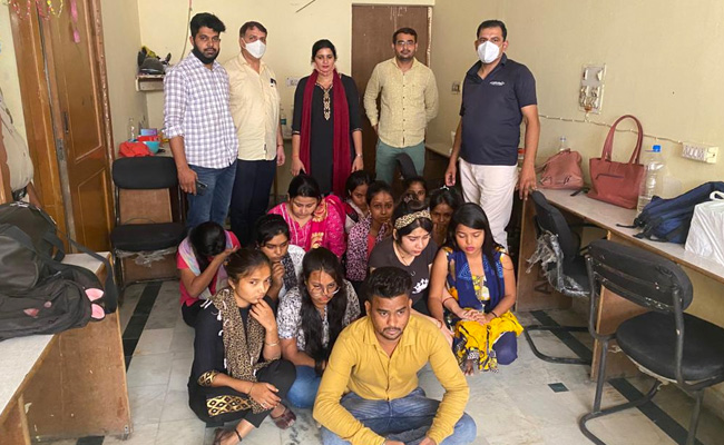 रोहिणी में फर्जी कॉल सेंटर का भंडाफोड़, प्रधानमंत्री लोन योजना के नाम पर करते थे ठगी, 12 गिरफ्तार