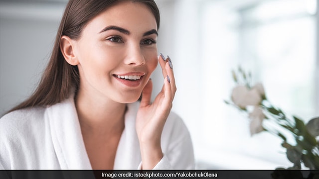 Do not touch your face while exercising to avoid acne and other skin issues