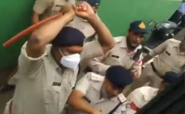 VIDEO : MP में नौकरी मांग रहे बेरोजगारों पर लाठीचार्ज, पुलिस ने दौड़ा-दौड़ा कर पीटा, कई घायल