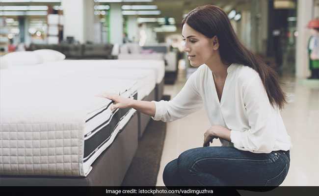 अमेजन सेल: बंपर डिस्काउंट पर खरीदें पिलो, मैटरेस और दूसरे बिस्तर के सामान