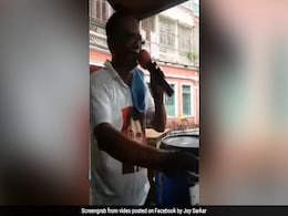किशोर कुमार के गाने गाकर लोगों को चाय देता है ये चायवाला, हर चुस्की के साथ मधुर आवाज का आनंद लेते हैं लोग - देखें Viral Video किशोर कुमार के गाने गाकर लोगों को चाय देता है ये चायवाला, हर चुस्की के साथ मधुर आवाज का आनंद लेते हैं लोग - देखें Viral Video