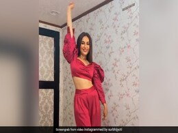 सुरभि ज्योति को चढ़ा डांस का नशा, 'महबूबा महबूबा' सॉन्ग पर जमकर झूमी...देखें Video सुरभि ज्योति को चढ़ा डांस का नशा, 'महबूबा महबूबा' सॉन्ग पर जमकर झूमी...देखें Video