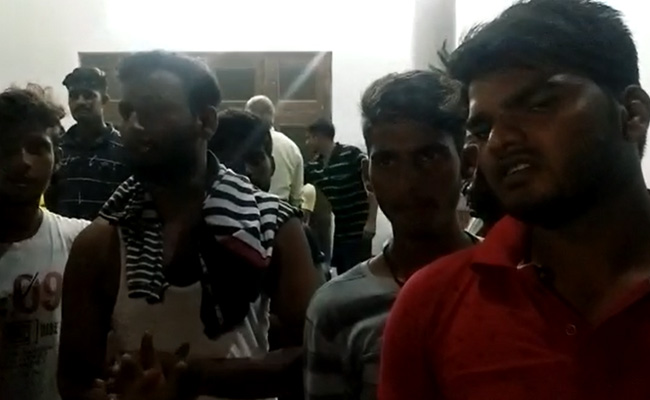 UP : गैर कानूनी ढंग से वैक्सीन लगाने की कवरेज करने गए पत्रकारों पर हमला, 11 पर दर्ज मुकदमा