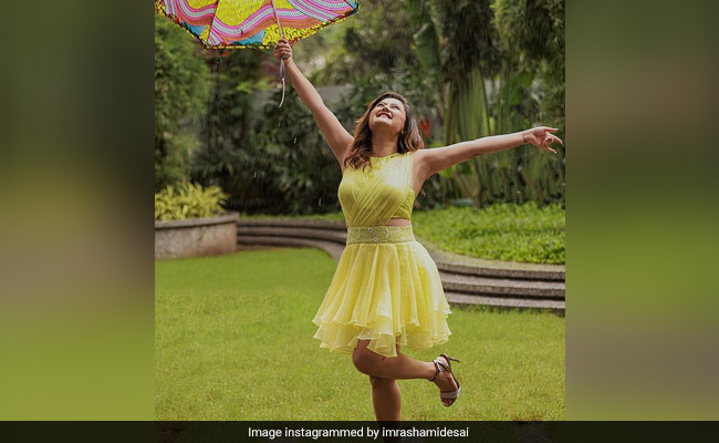 रश्मि देसाई की ‘मॉनसून' स्पेशल Photos पर फैन्स हुए लट्टू, येलो शॉर्ट ड्रेस में दिखीं डॉल जैसी प्यारी