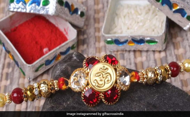 Raksha Bandhan 2021 : भैया की कलाई पर आपके प्‍यार के साथ ईश्‍वर का मिले आशीर्वाद तो बांधे ड‍िवाइन राखी, ये हैं खास राख‍ियां