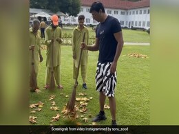 Sonu Sood Video: सोनू सूद ने सिखाई झाड़ू लगाने की नई टेक्निक, दिखाया डेमो...देखें Video Sonu Sood Video: सोनू सूद ने सिखाई झाड़ू लगाने की नई टेक्निक, दिखाया डेमो...देखें Video