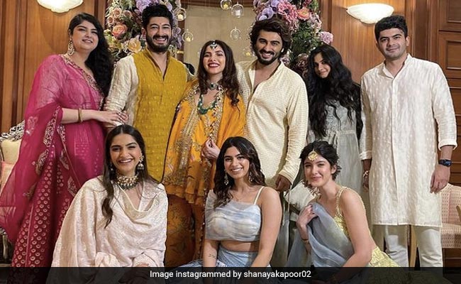 Sonam, Rhea, Khushi, Shanaya, Arjun Kapoor And "<I>Khaandaan</i>" Are All Smiles In Pics From Antara Motiwala Marwah's <i>Godh Bharai</i>