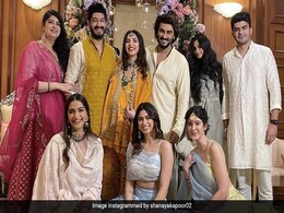 Sonam, Rhea, Khushi, Shanaya, Arjun Kapoor And "<I>Khaandaan</i>" Are All Smiles In Pics From Antara Motiwala Marwah's <i>Godh Bharai</i> Sonam, Rhea, Khushi, Shanaya, Arjun Kapoor And "<I>Khaandaan</i>" Are All Smiles In Pics From Antara Motiwala Marwah's <i>Godh Bharai</i>