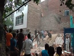 दिल्ली के नंद नगर में मकान गिरने से बड़ा हादसा, एक व्यक्ति की मौत, तीन घायल दिल्ली के नंद नगर में मकान गिरने से बड़ा हादसा, एक व्यक्ति की मौत, तीन घायल