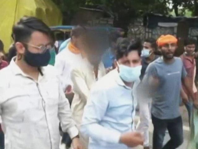 Muslim Man Assaulted In Public In Kanpur, Little Daughter Begs For Mercy