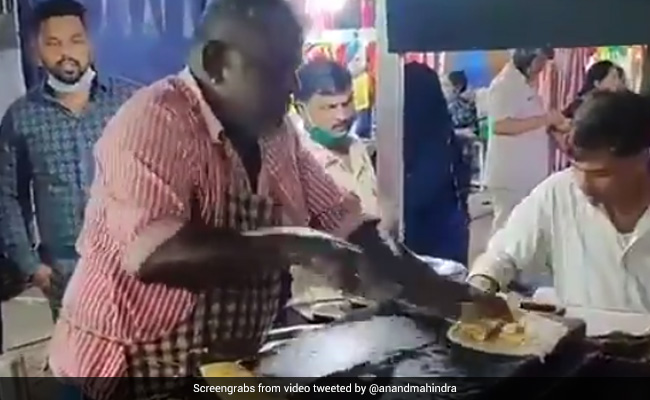 मशीन की तरह फास्ट स्पीड में डोसा बनाता है ये दुकानदार, आनंद महिंद्रा ने शेयर किया Video, पूछा- कौन है बेहतर Robot या इंसान...