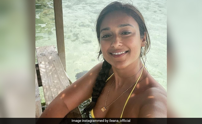 Ileana DCruz टू-पीस पहन यूं कहर ढाती आईं नजर, आइलैंड वेकेशन की फोटो हुई वायरल...देखें Photo