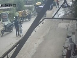 दिल्ली : बाइक पर जा रहे शख्स को ताबड़तोड़ मारी 10 गोलियां, CCTV में कैद हो गई पूरी वारदात दिल्ली : बाइक पर जा रहे शख्स को ताबड़तोड़ मारी 10 गोलियां, CCTV में कैद हो गई पूरी वारदात