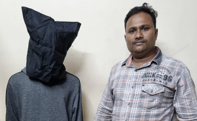 Maharashtra : सोशल मीडिया पर दोस्ती कर पहले किया प्यार, लड़की को धमकी दे उतरवाए कपड़े, फिर ऐंठ लिए 58 हजार