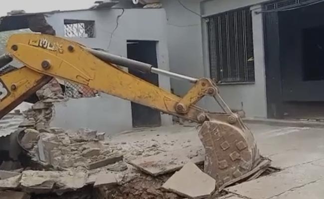 मध्यप्रदेश के नीमच में आदिवासी व्यक्ति पर हमले के आरोपियों के घर ध्वस्त