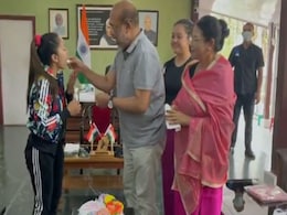 Olympian Mirabai Chanu Celebrates Birthday By Cutting Cake With Manipur Chief Minister Olympian Mirabai Chanu Celebrates Birthday By Cutting Cake With Manipur Chief Minister