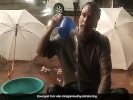 मिलिंद सोमन सड़क के बीचों-बीच नहाते हुए आए नजर, फैन्स ने यूं दिए मजेदार रिएक्शन...देखें वायरल Video मिलिंद सोमन सड़क के बीचों-बीच नहाते हुए आए नजर, फैन्स ने यूं दिए मजेदार रिएक्शन...देखें वायरल Video