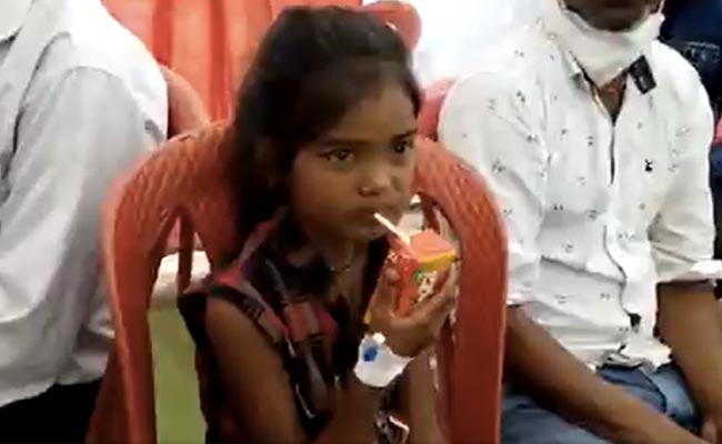 मध्यप्रदेश : ऑक्सीजन प्लांट के उद्घाटन में भीड़ बढ़ाने के लिए अस्पताल में भर्ती बच्चों को धूप में बिठाया!