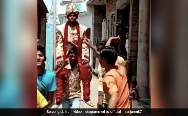 दूल्हे ने की गजब एंट्री, जब नहीं मिली कार और घोड़ी तो कुछ इस तरह बारात लेकर पहुंचा दूल्हा, देखकर हो जाएंगे लोटपोट - देखें Video