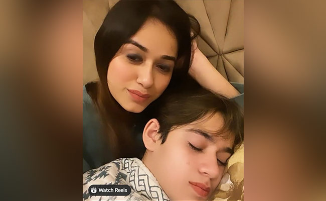 Jannat Zubair ने सोते हुए भाई के साथ की ऐसी हरकत, फैन्स ने कहा- बेज्जती हो रही है उठो...देखें Video