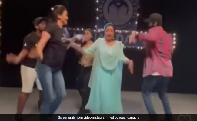 अनुपमा फेम रुपाली गांगुली ने क्रू मेंबर्स के साथ किया अतरंगी डांस, वीडियो देख छूट जाएगी हंसी