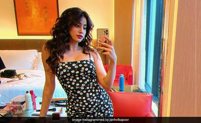 Leave It To Janhvi Kapoor To Rock Every Mirror Selfie