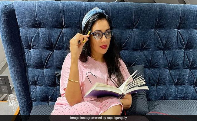 टीवी की 'अनुपमा' रूपाली गांगुली ने सिर पर हेयरबैंड लगाए शेयर की Photo, फैन्स ने कहा- ग्लैमरस स्टूडेंट