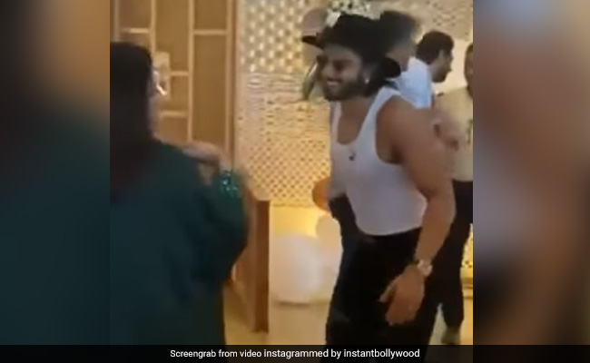 Viral: Ranveer Singh Being Ranveer Singh At Mom Anju Bhavnani's Birthday Party