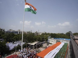 75वें स्वतंत्रता दिवस पर दिल्ली में लहराया 115 फीट ऊंचा तिरंगा, सरकार ने शिक्षकों और मेडिकल स्टाफ को किया सम्मानित 75वें स्वतंत्रता दिवस पर दिल्ली में लहराया 115 फीट ऊंचा तिरंगा, सरकार ने शिक्षकों और मेडिकल स्टाफ को किया सम्मानित