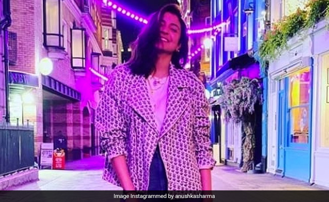 इंग्लैंड की सड़कों पर यूं एंजॉय करती नजर आईं अनुष्का शर्मा, शेयर की वेकेशन की फोटो...