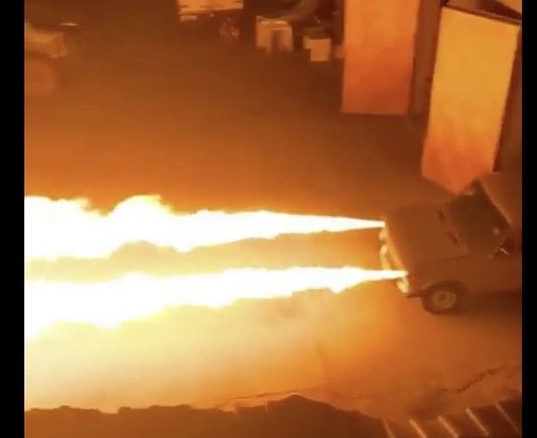 20 फीट तक आग उगलती है ये कार, लोग कह रहे है- ये तो ड्रैगन कार है, Viral हो रहा है वीडियो