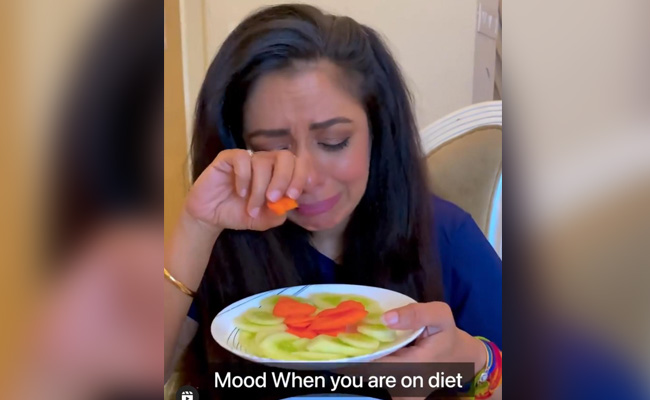 पिज्जा-मिठाई छोड़कर टीवी की 'अनुपमा' रूपाली गांगुली ने रोते हुए खाया सलाद...देखें Video