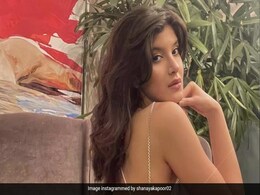 Shanaya Kapoor's Backless Dress And Sparkling Purse Are Made For Nights On The Town Shanaya Kapoor's Backless Dress And Sparkling Purse Are Made For Nights On The Town